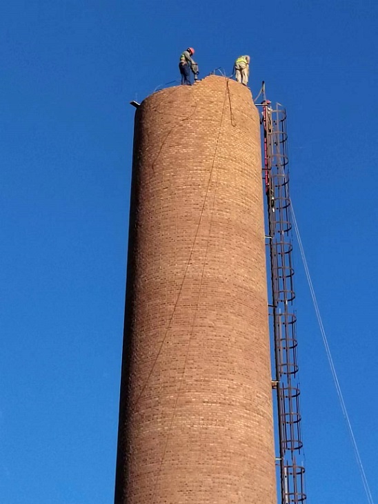 鹤岗烟囱拆除公司：专业安全，守护您的天空